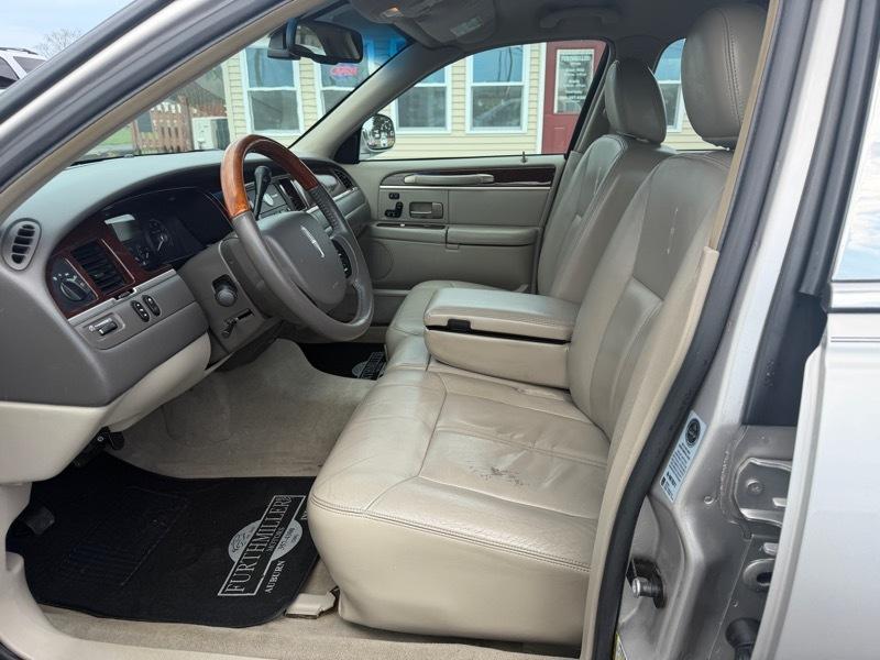 Lincoln Town Car Signature Limited 2010