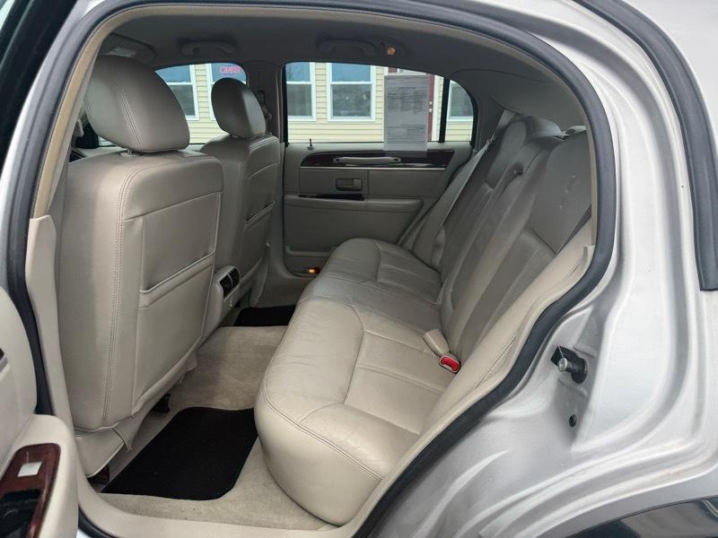 Lincoln Town Car Signature Limited 2010