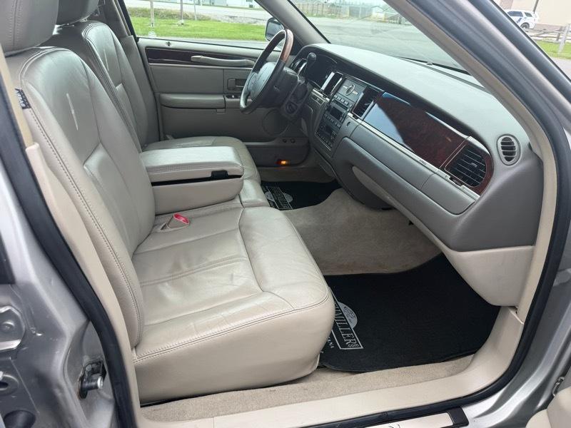 Lincoln Town Car Signature Limited 2010