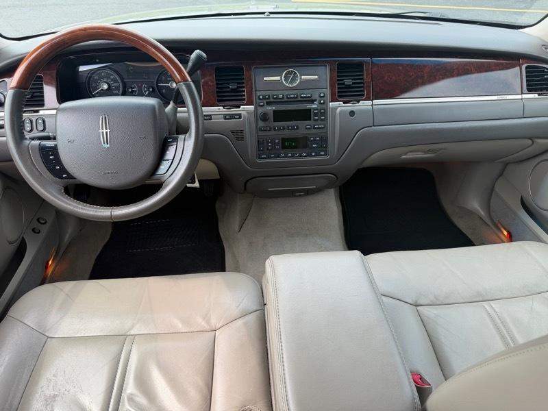 Lincoln Town Car Signature Limited 2010