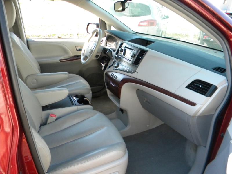 Toyota Sienna XLE FWD 8-Passenger V6 2013 Toyota Sienna XLE FWD 8-Passenger V6 2013