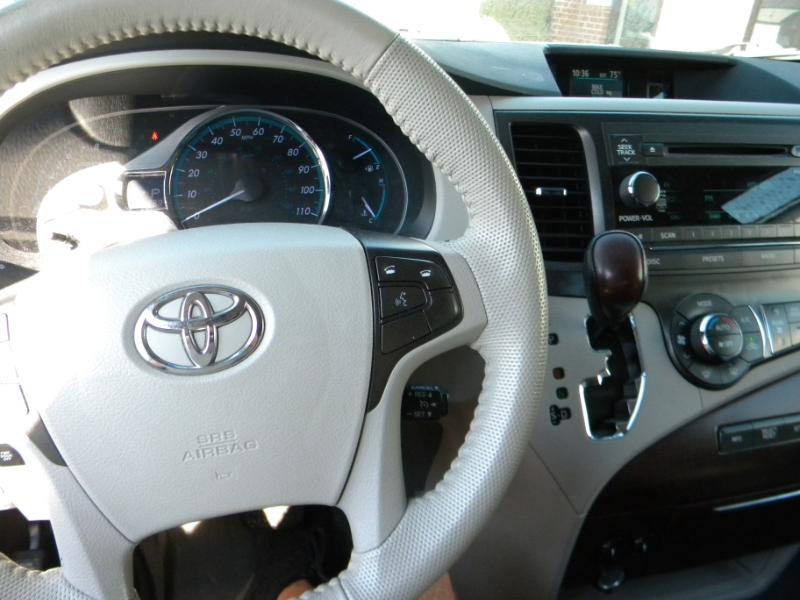 Toyota Sienna XLE FWD 8-Passenger V6 2013 Toyota Sienna XLE FWD 8-Passenger V6 2013