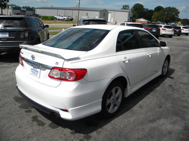 Toyota Corolla LE 4-Speed AT 2011