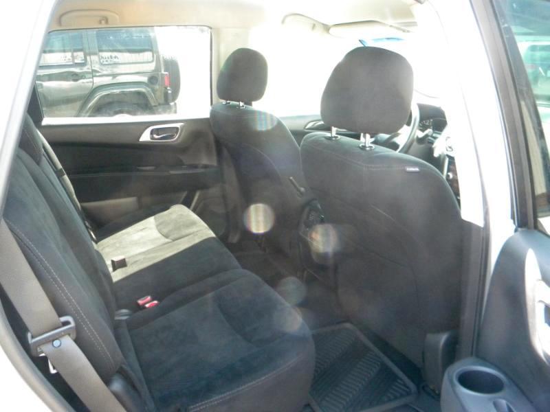 Nissan Pathfinder SV 4WD 2015