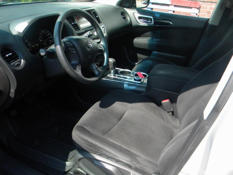 Nissan Pathfinder SV 4WD 2015
