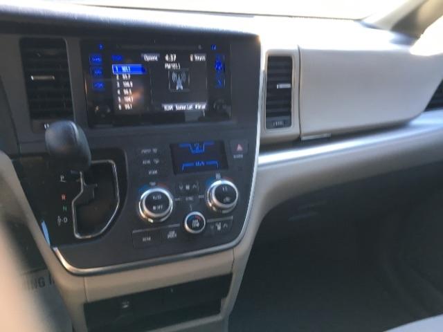 Toyota Sienna 5dr 8-Pass Van LE FWD (Natl) 2015