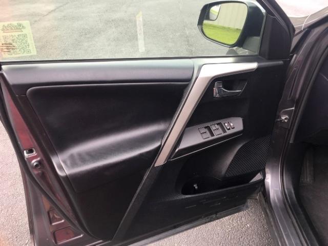 Toyota RAV4 XLE FWD (Natl) 2017