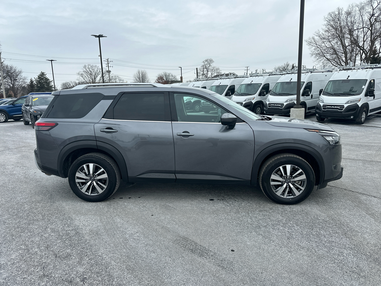 Nissan Pathfinder SL 2WD 2025