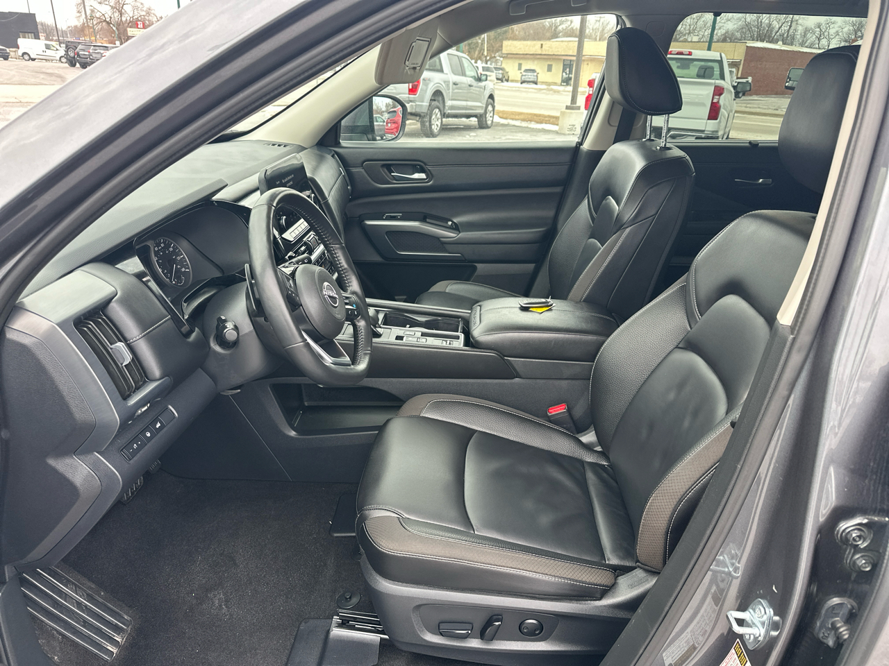 Nissan Pathfinder SL 2WD 2025