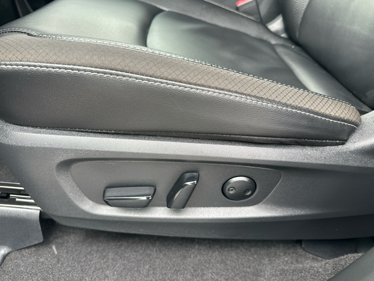 Nissan Pathfinder SL 2WD 2025