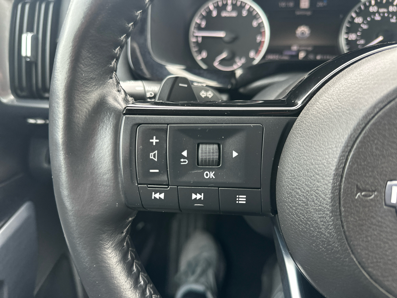 Nissan Pathfinder SL 2WD 2025