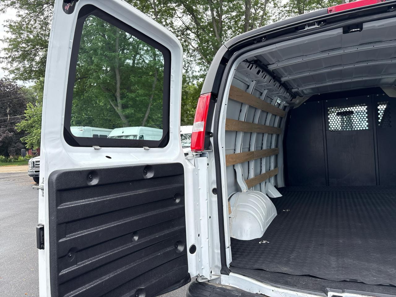 GMC Savana Cargo Van RWD 2500 135" 2025