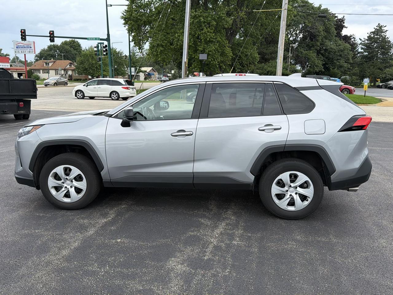 Toyota RAV4 LE FWD (Natl) 2025
