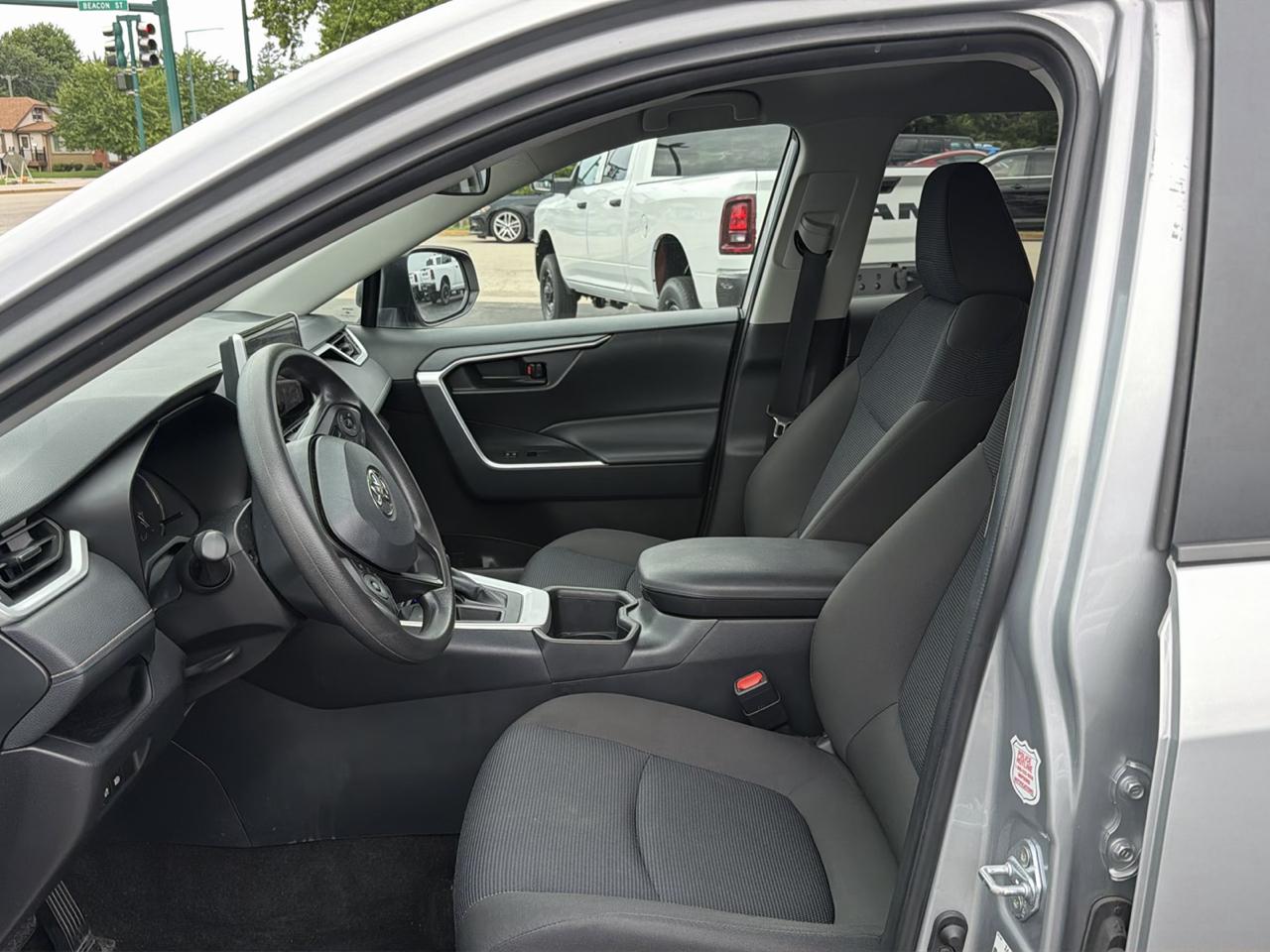 Toyota RAV4 LE FWD (Natl) 2025