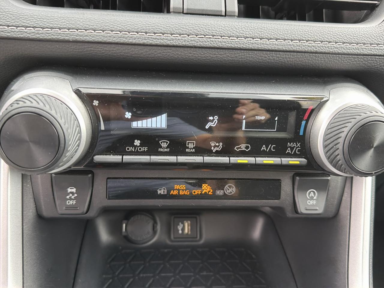 Toyota RAV4 LE FWD (Natl) 2025