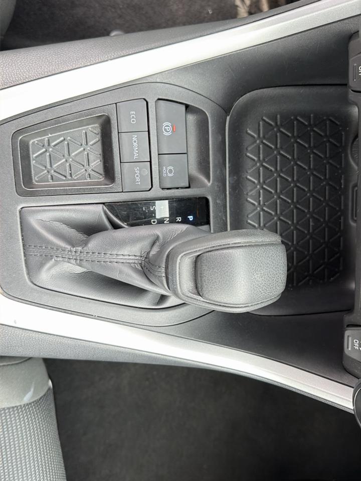 Toyota RAV4 LE FWD (Natl) 2025