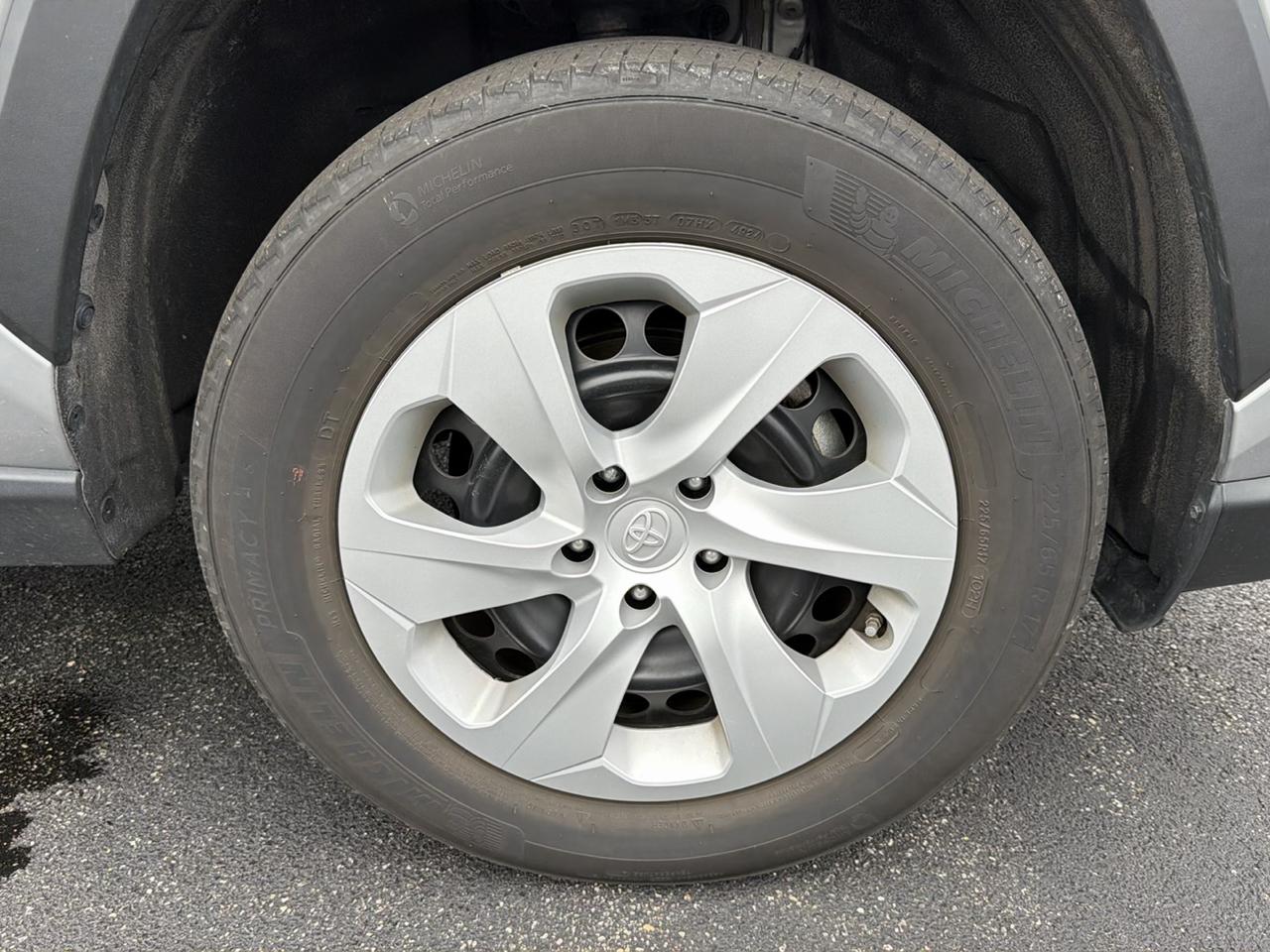 Toyota RAV4 LE FWD (Natl) 2025