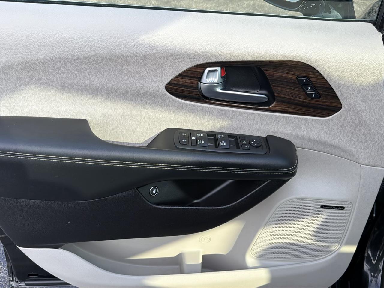 Chrysler Pacifica Hybrid Limited FWD 2022