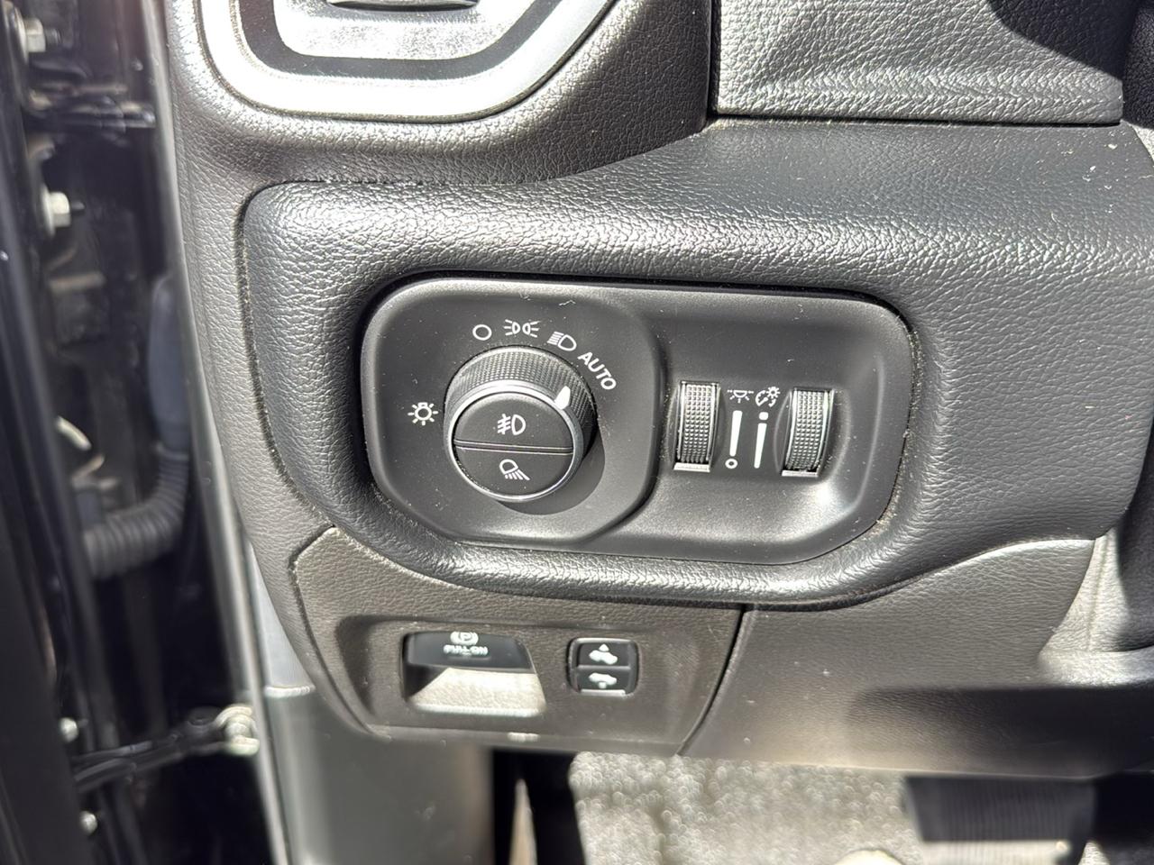 RAM 1500 Sport 4x4 Crew Cab 5'7" Box 2019