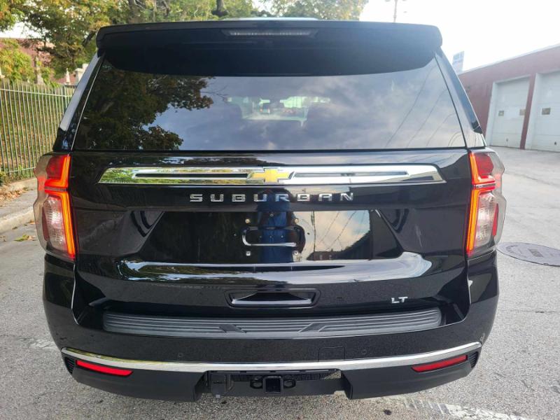 2021 Chevrolet Suburban LT photo 4