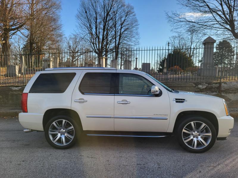 2013 Cadillac Escalade Luxury photo 2
