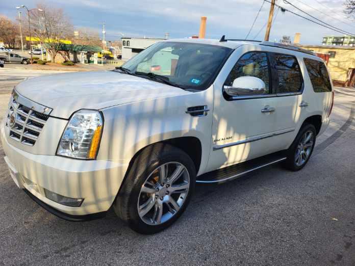 2013 Cadillac Escalade Luxury photo 3