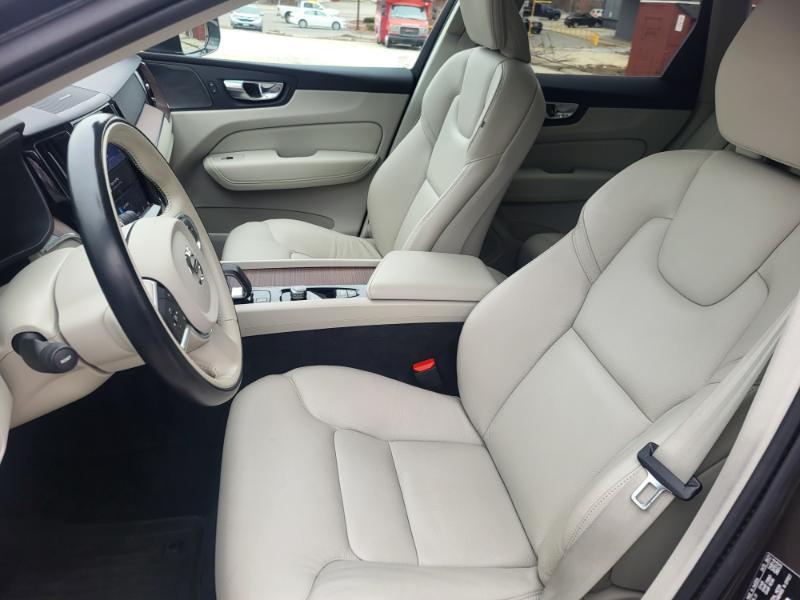 Volvo XC60 T8 Momentum Hybrid AWD 2022