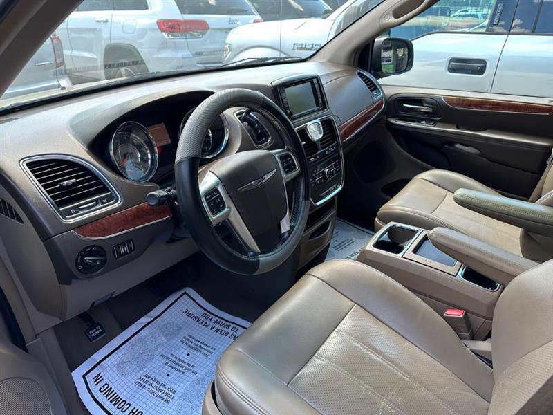 Chrysler Town & Country Touring-L 2011