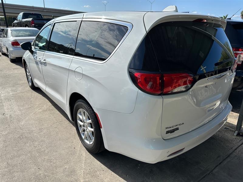 Chrysler Pacifica LX 2017