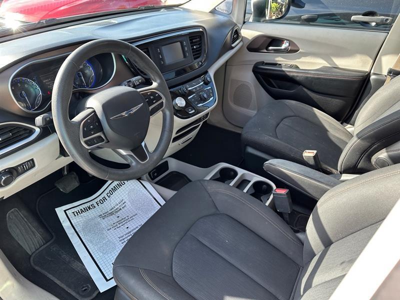 Chrysler Pacifica LX 2017