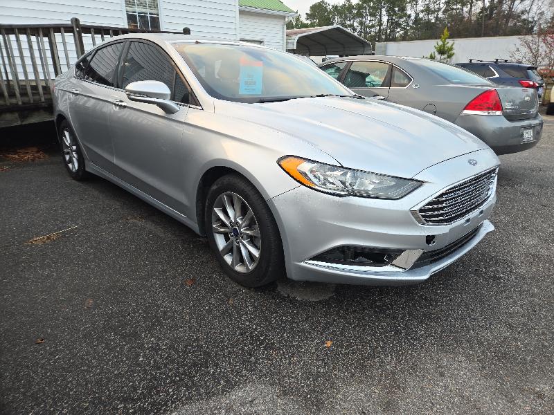 2017 Ford Fusion SE's photo