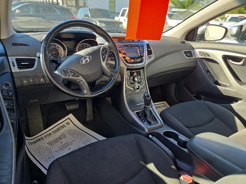 Hyundai Elantra SE 6AT 2015