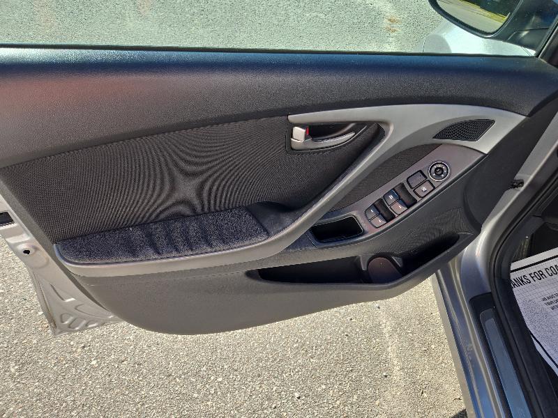 Hyundai Elantra SE 6AT 2015