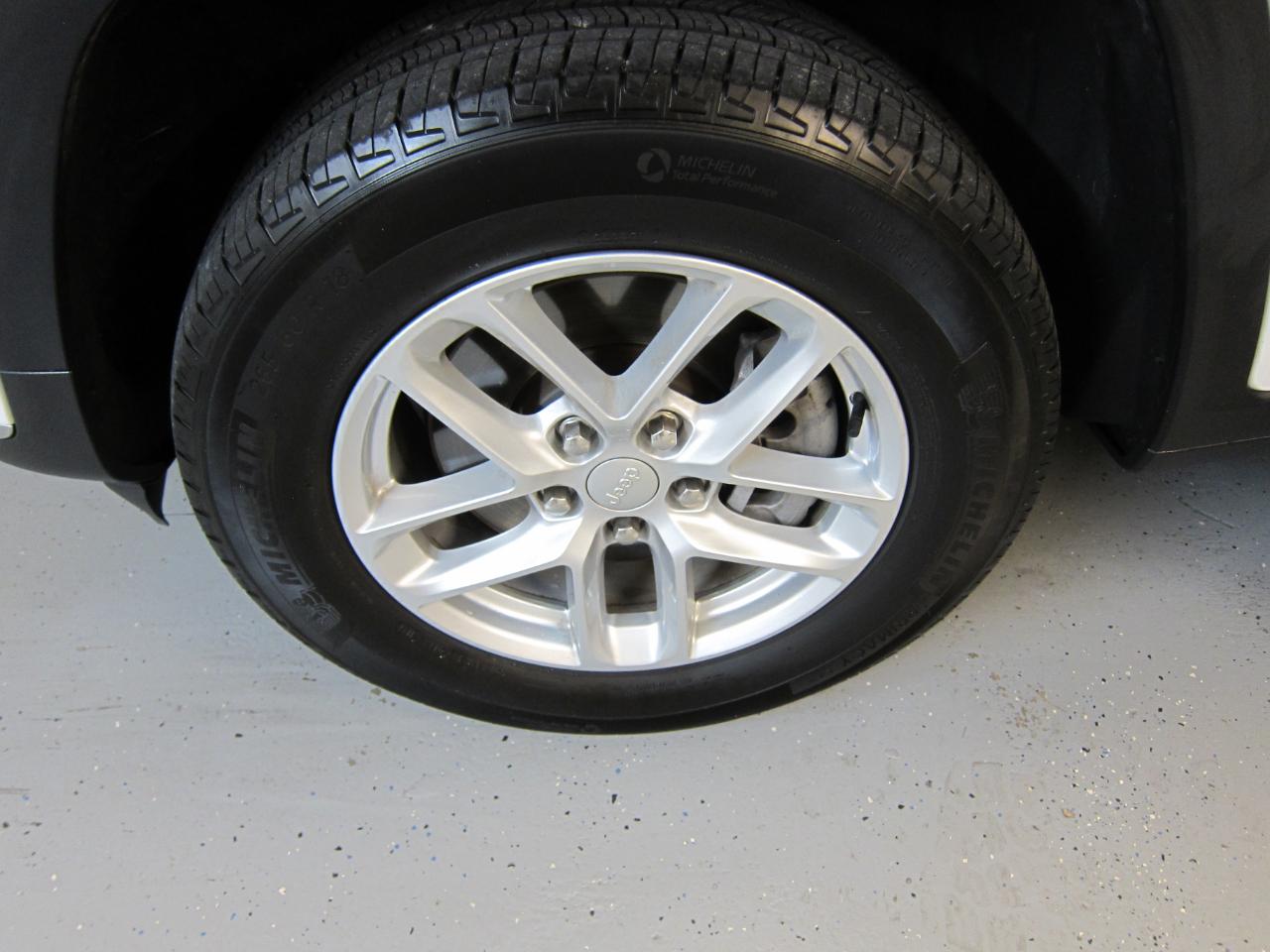 Jeep Grand Cherokee L Laredo 4WD 2023