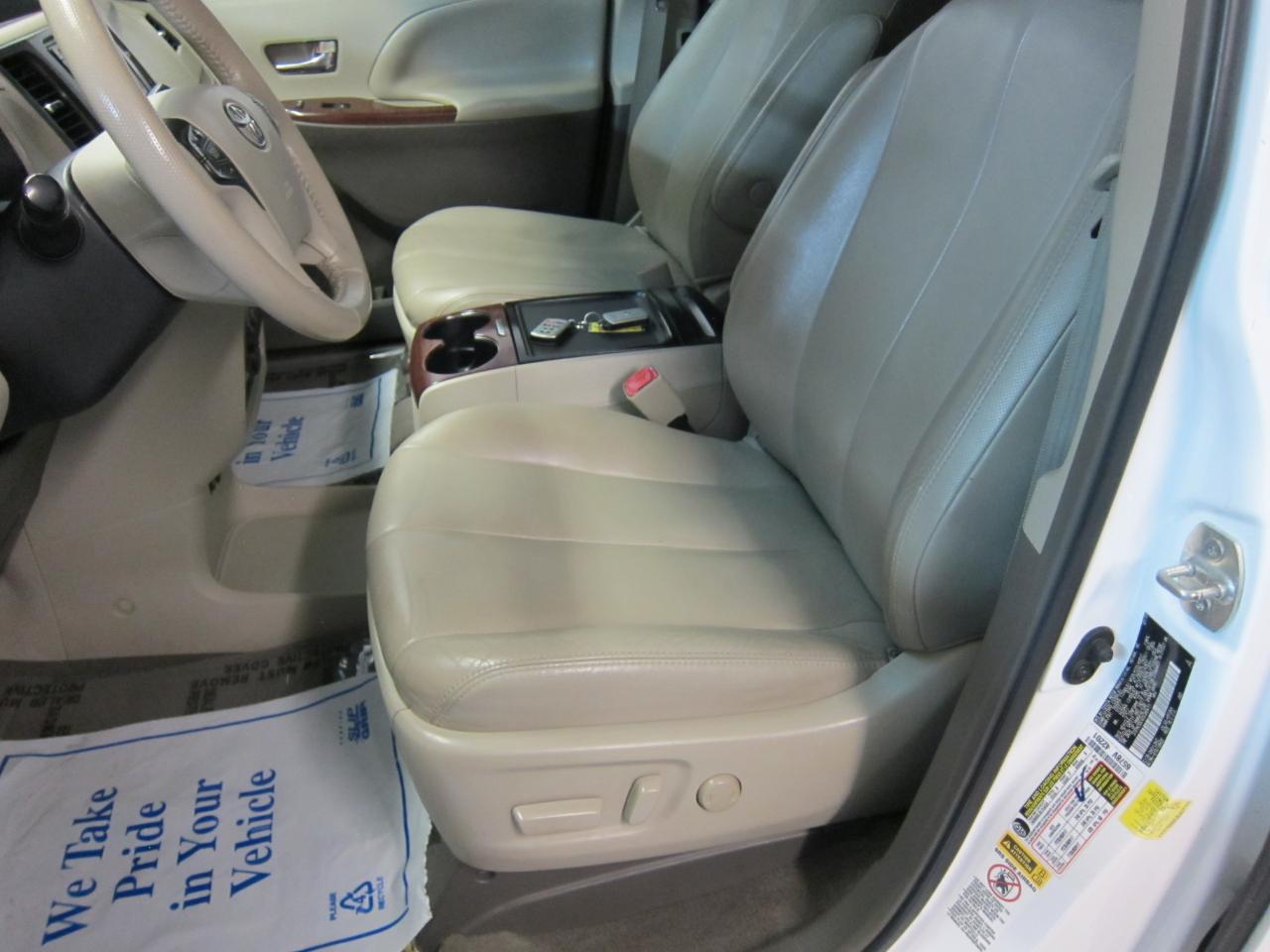 Toyota Sienna XLE FWD 8-Passenger V6 2013