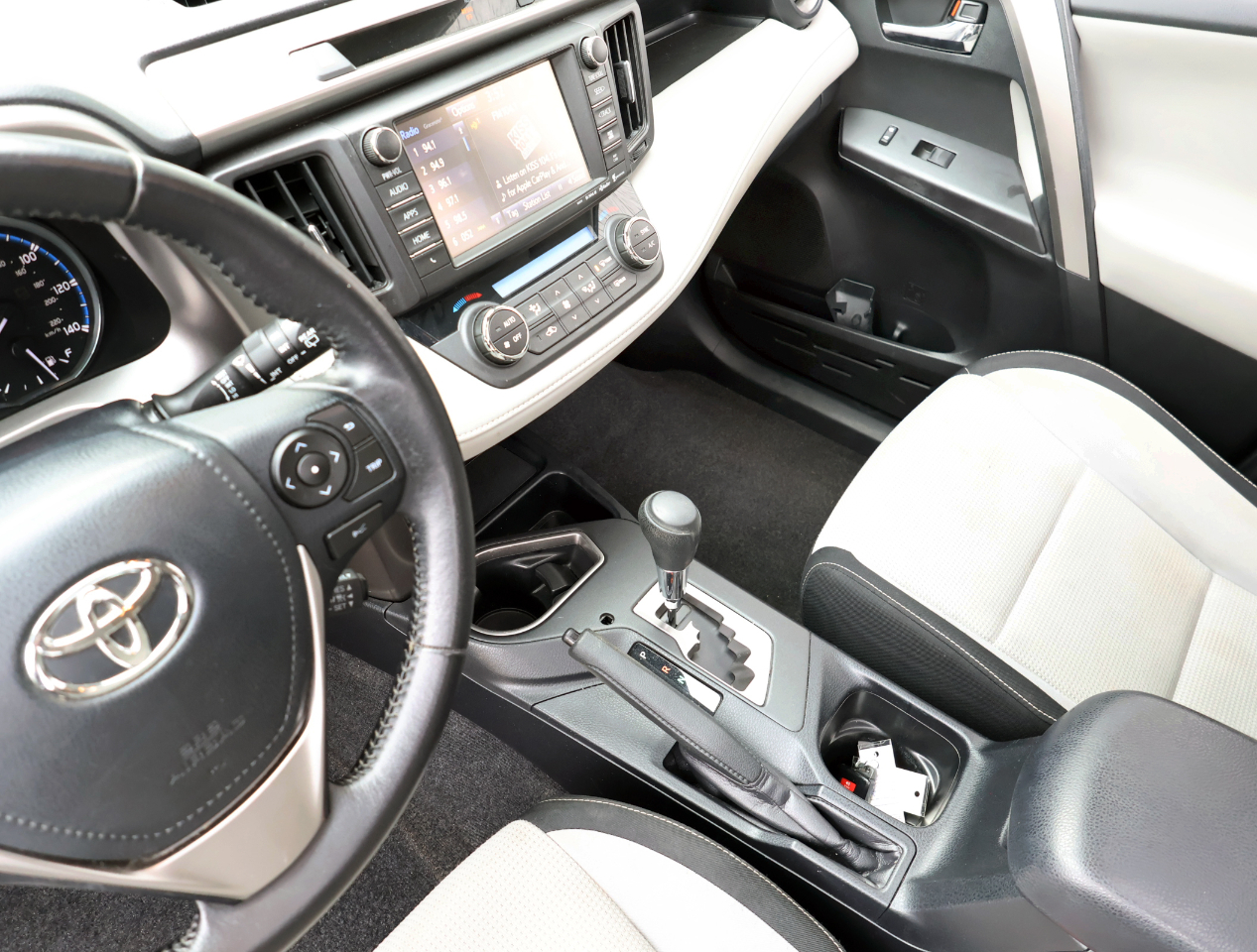 Toyota RAV4 XLE FWD 2016