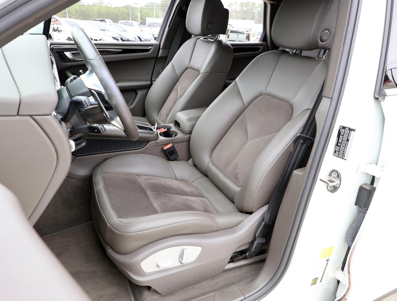 Porsche Macan Base 2021