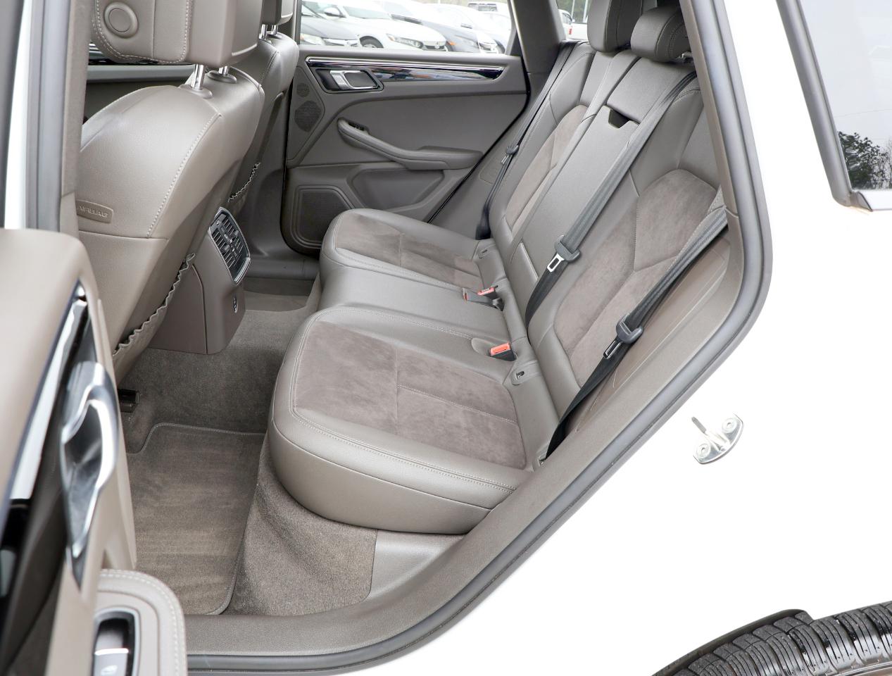 Porsche Macan Base 2021