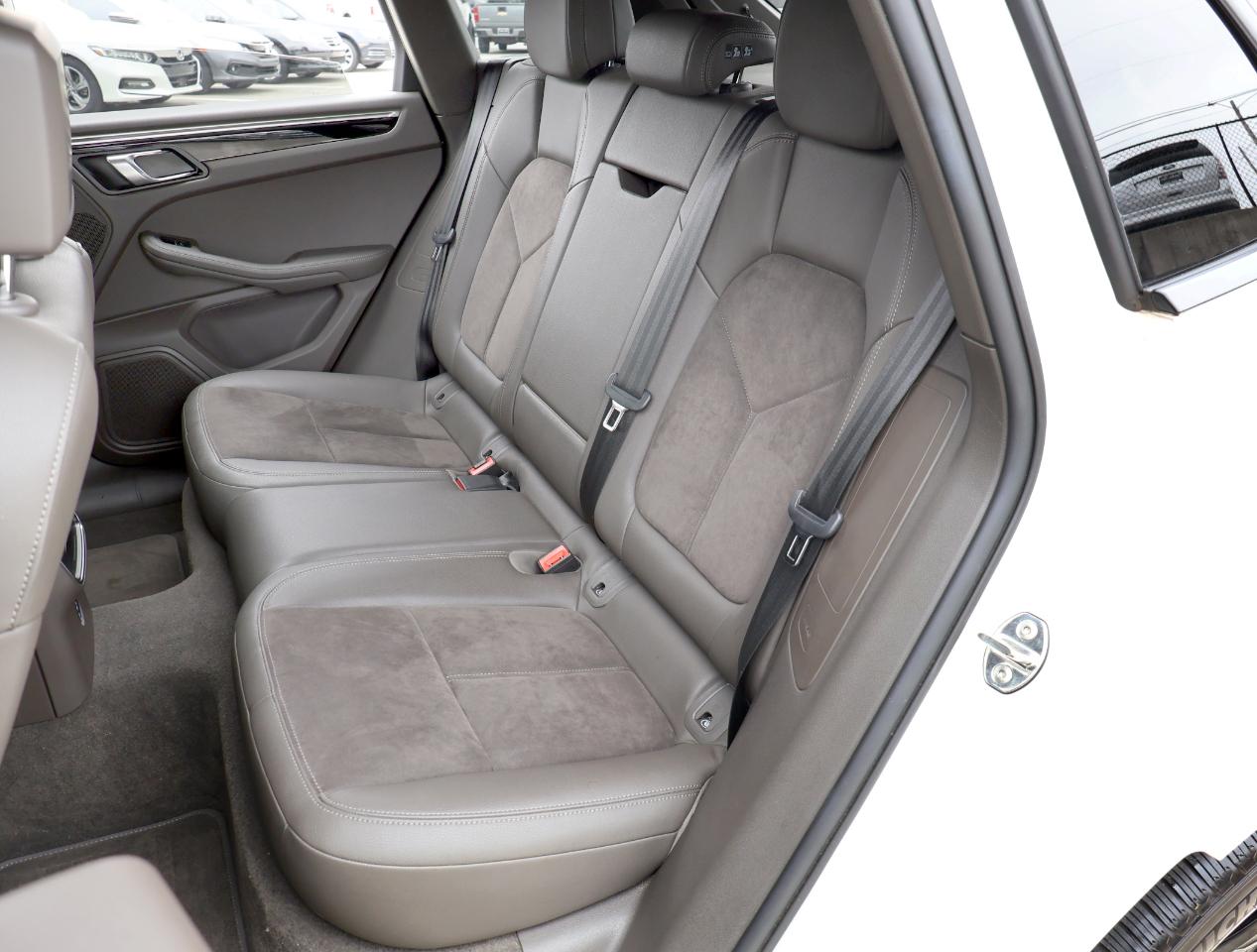 Porsche Macan Base 2021