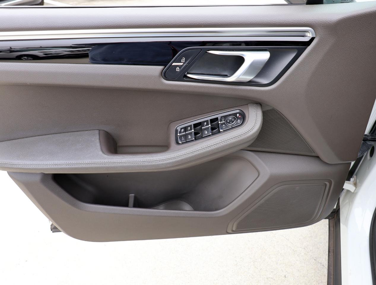 Porsche Macan Base 2021