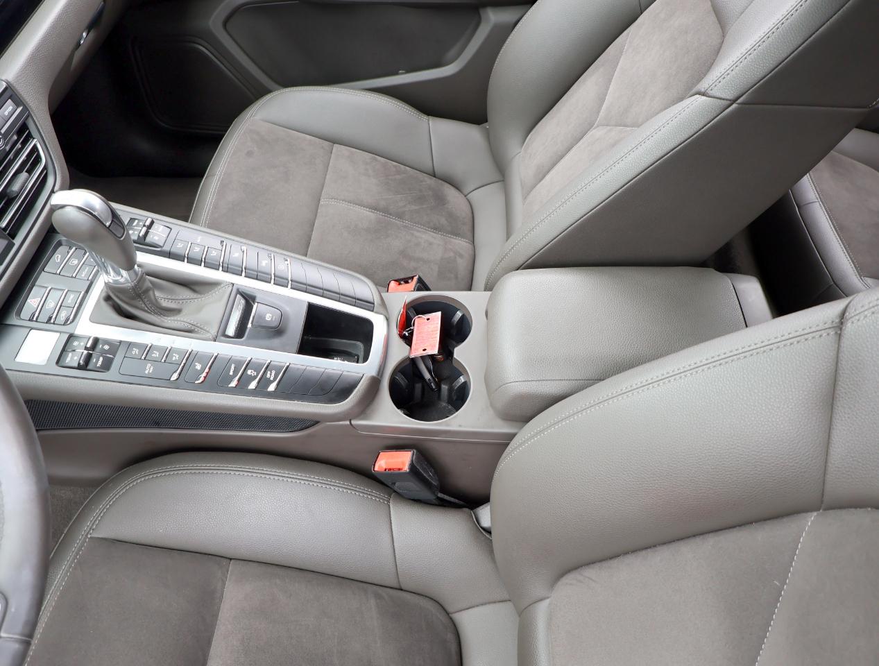 Porsche Macan Base 2021