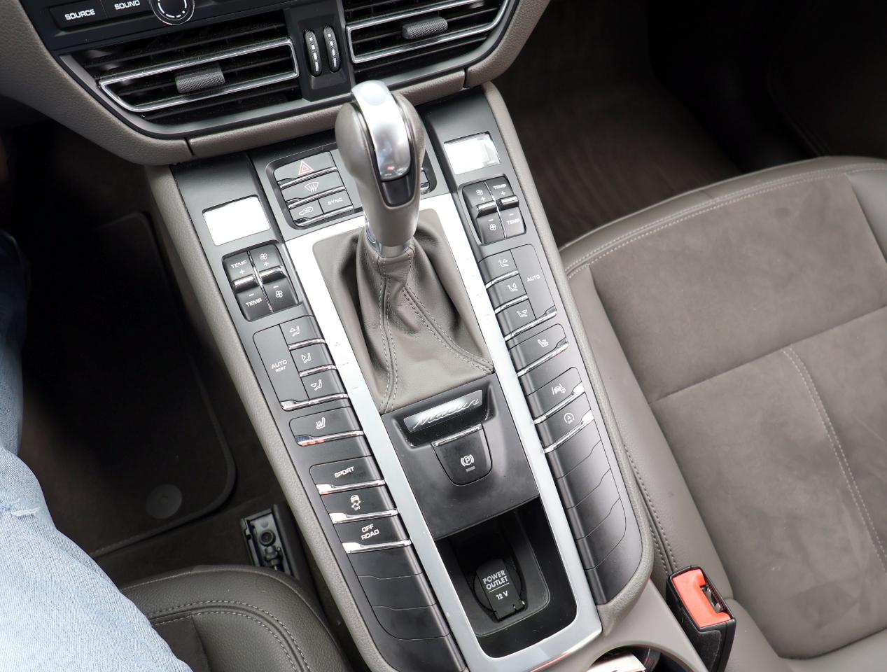 Porsche Macan Base 2021