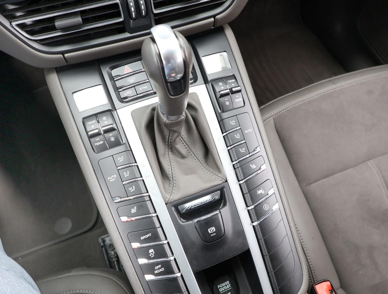 Porsche Macan Base 2021