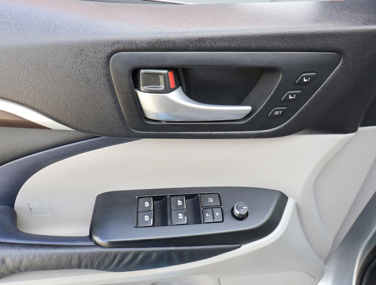 Toyota Highlander Limited FWD V6 2015