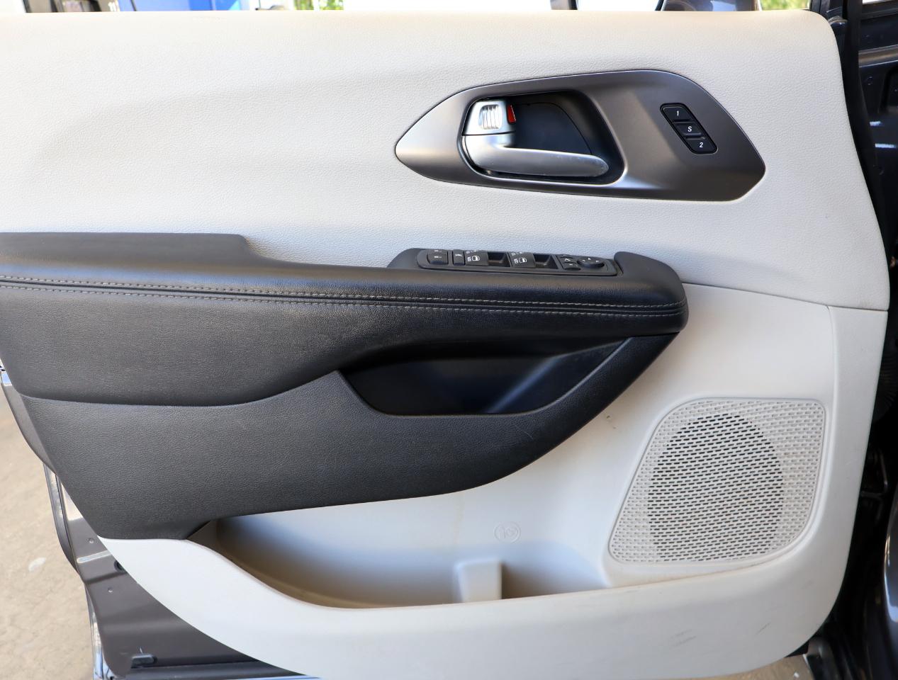 Chrysler Pacifica Limited 2017