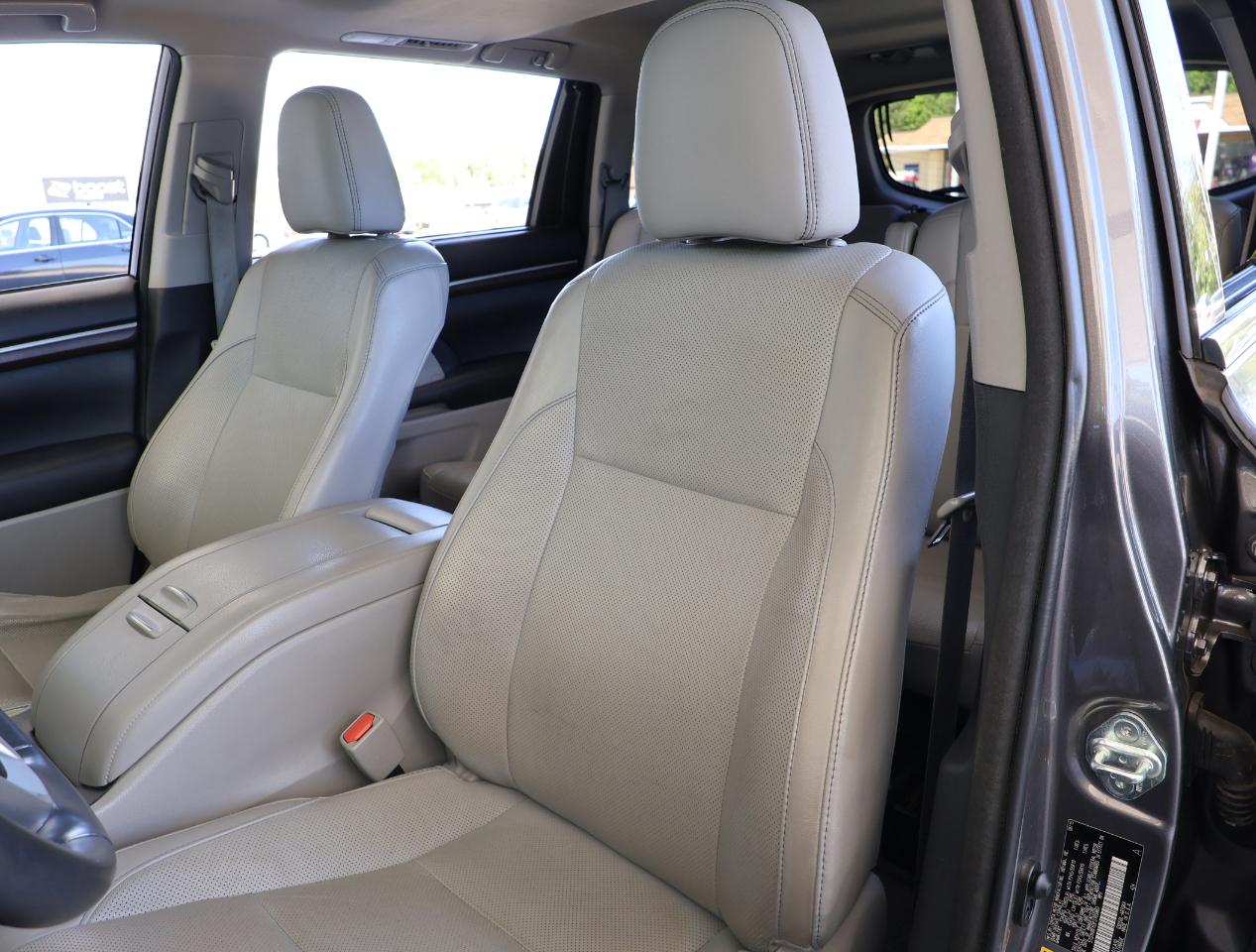 Toyota Highlander Limited FWD V6 2015