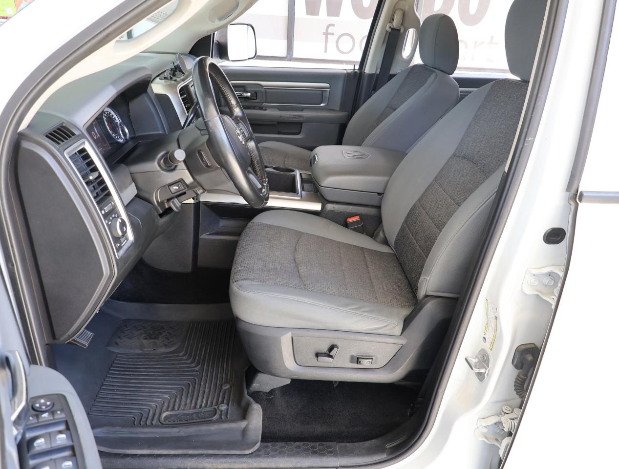 RAM 3500 Big Horn Crew Cab SWB 4WD 2015