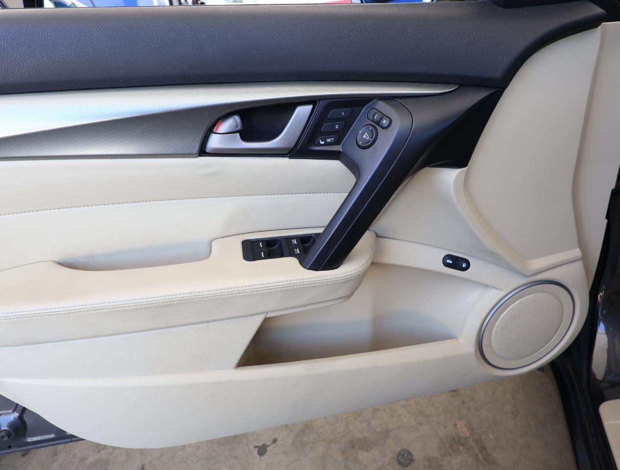 Acura TL 5-Speed AT with Tech Package 2009