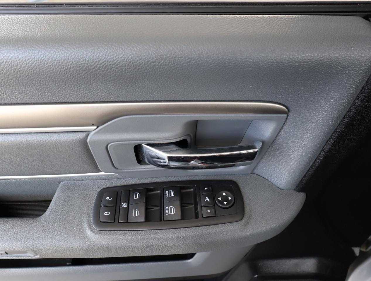 RAM 1500 Big Horn Crew Cab 4WD 2015