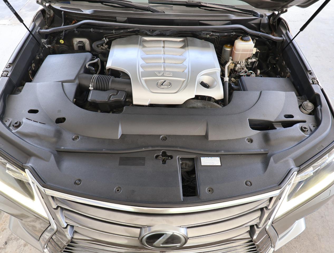 Lexus LX 570 4D SUV AWD w/3-Row 2016